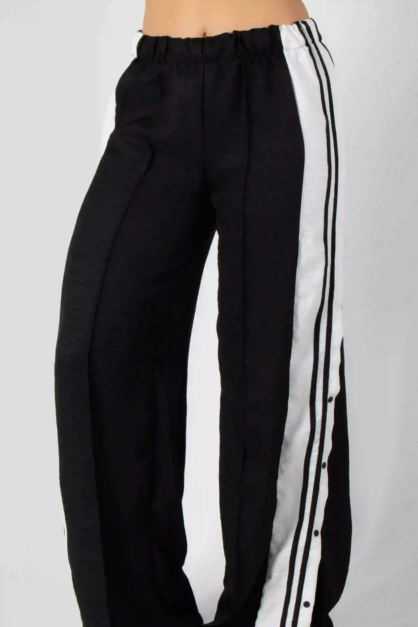 PANTALON CON ELONGACION EN CINTURA Y LINEAS DECORATIVAS