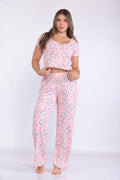 Mujer luciendo la Pijama Naya de dos piezas en tejido acanalado con estampado de conejitos, camiseta manga corta y pantalón largo.
