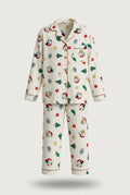Pijama Henrietta navideña de dos piezas para mujer con camisa de botones, pantalón largo y estampado festivo de personajes y motivos decembrinos.