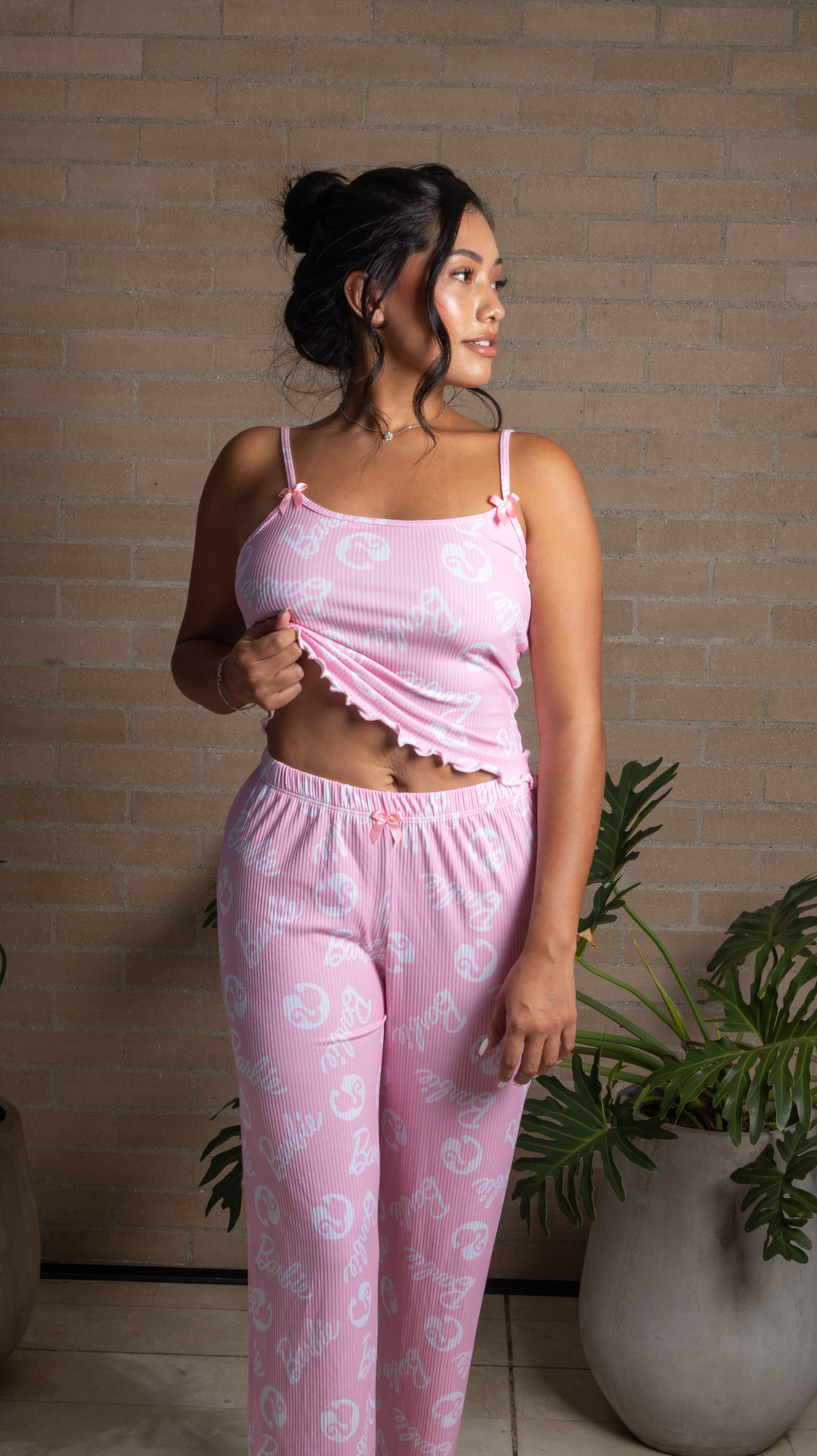La Pijama Lacey combina comodidad, feminidad y un estilo dulce para tus momentos de descanso. Su diseño de dos piezas incluye un top de tirantes delgados con delicados detalles de lazos y acabado ondulado, acompañado de un pantalón de pierna amplia con pretina elástica. Su tejido de textura acanalada aporta un ajuste cómodo y una silueta favorecedora.

Disponible en diferentes estampados, es perfecta para dormir, relajarte en casa o disfrutar de tus momentos de descanso con un look adorable y moderno.