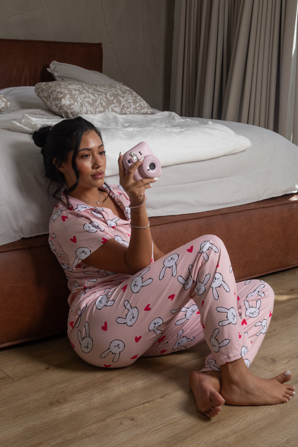 Dulces sueños con el Pijama Lenora, un conjunto de mujer en tono rosa con estampado de tiernos conejitos y corazones. Su diseño de manga corta y pantalón largo ofrece un estilo cómodo, femenino y encantador para disfrutar tus momentos de descanso en casa.