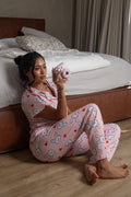 Dulces sueños con el Pijama Lenora, un conjunto de mujer en tono rosa con estampado de tiernos conejitos y corazones. Su diseño de manga corta y pantalón largo ofrece un estilo cómodo, femenino y encantador para disfrutar tus momentos de descanso en casa.
