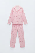 Pijama Moni para mujer de dos piezas con blusa de manga larga, botones frontales, cuello con solapa y pantalón largo a juego con estampado integral.