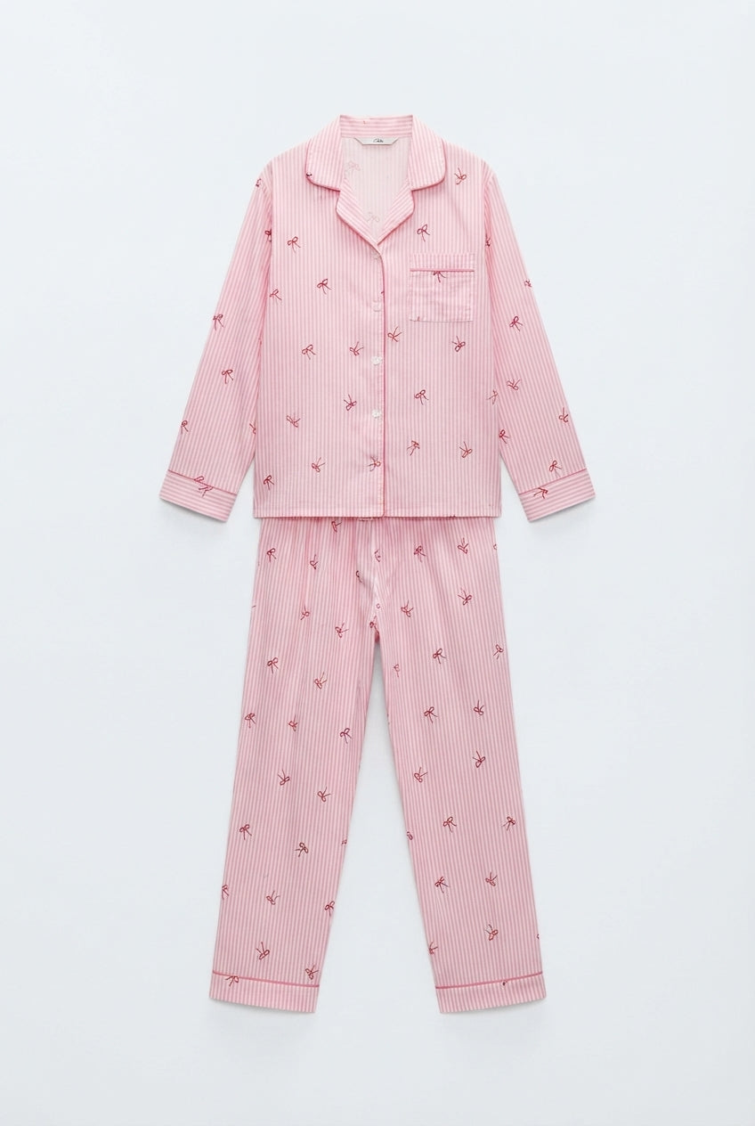 Pijama Moni para mujer de dos piezas con blusa de manga larga, botones frontales, cuello con solapa y pantalón largo a juego con estampado integral.