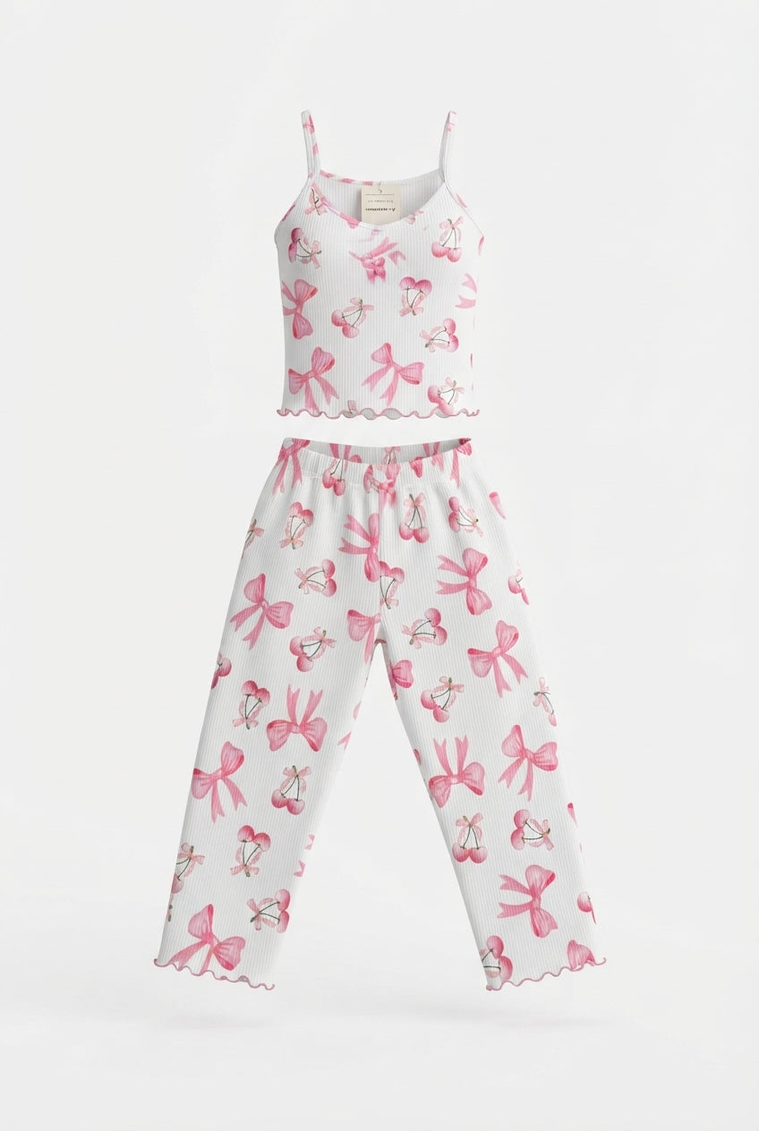 Pijama Vivian para mujer de dos piezas con top de tirantes delgados y pantalón largo holgado con estampado integral y bordes en ondas.