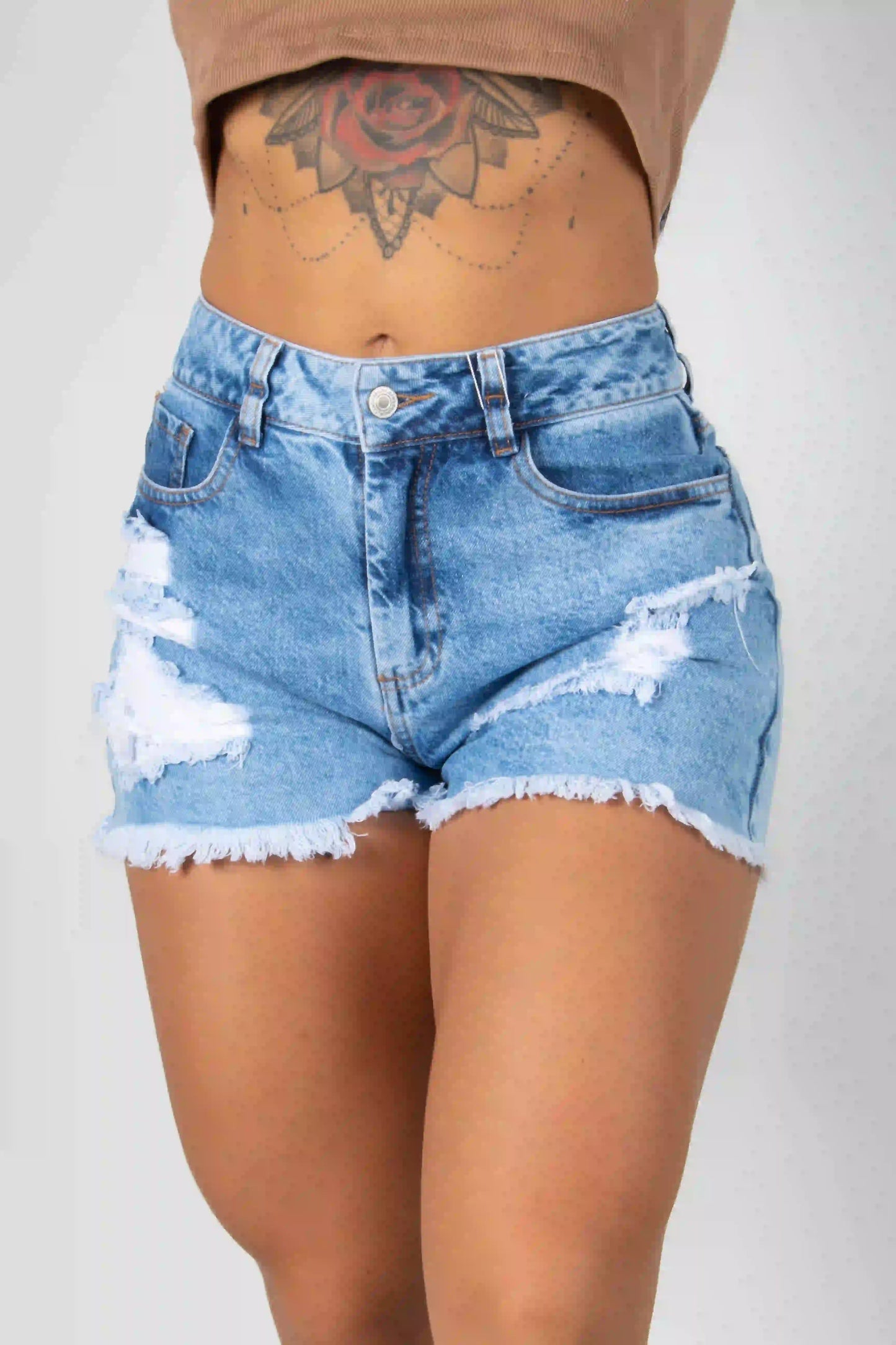 SHORT EN DENIM CON DESGASTE