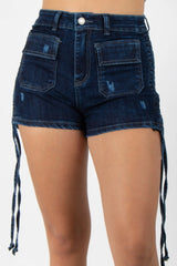 SHORT EN DENIM TIPO CARGO CON TIRAS DE DECORACION LATERALES