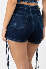 SHORT EN DENIM TIPO CARGO CON TIRAS DE DECORACION LATERALES