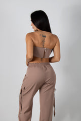 CONJUNTO DE TOP STRAPLESS Y PANTALÓN TIPO CARGO