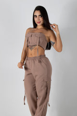 CONJUNTO DE TOP STRAPLESS Y PANTALÓN TIPO CARGO