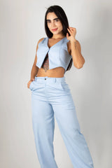 CONJUNTO DE CHALECO TIPO CROP TOP Y PANTALON BOTA RECTA CON LINEAS DECORATIVAS