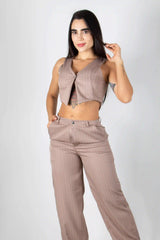 CONJUNTO DE CHALECO TIPO CROP TOP Y PANTALON BOTA RECTA CON LINEAS DECORATIVAS