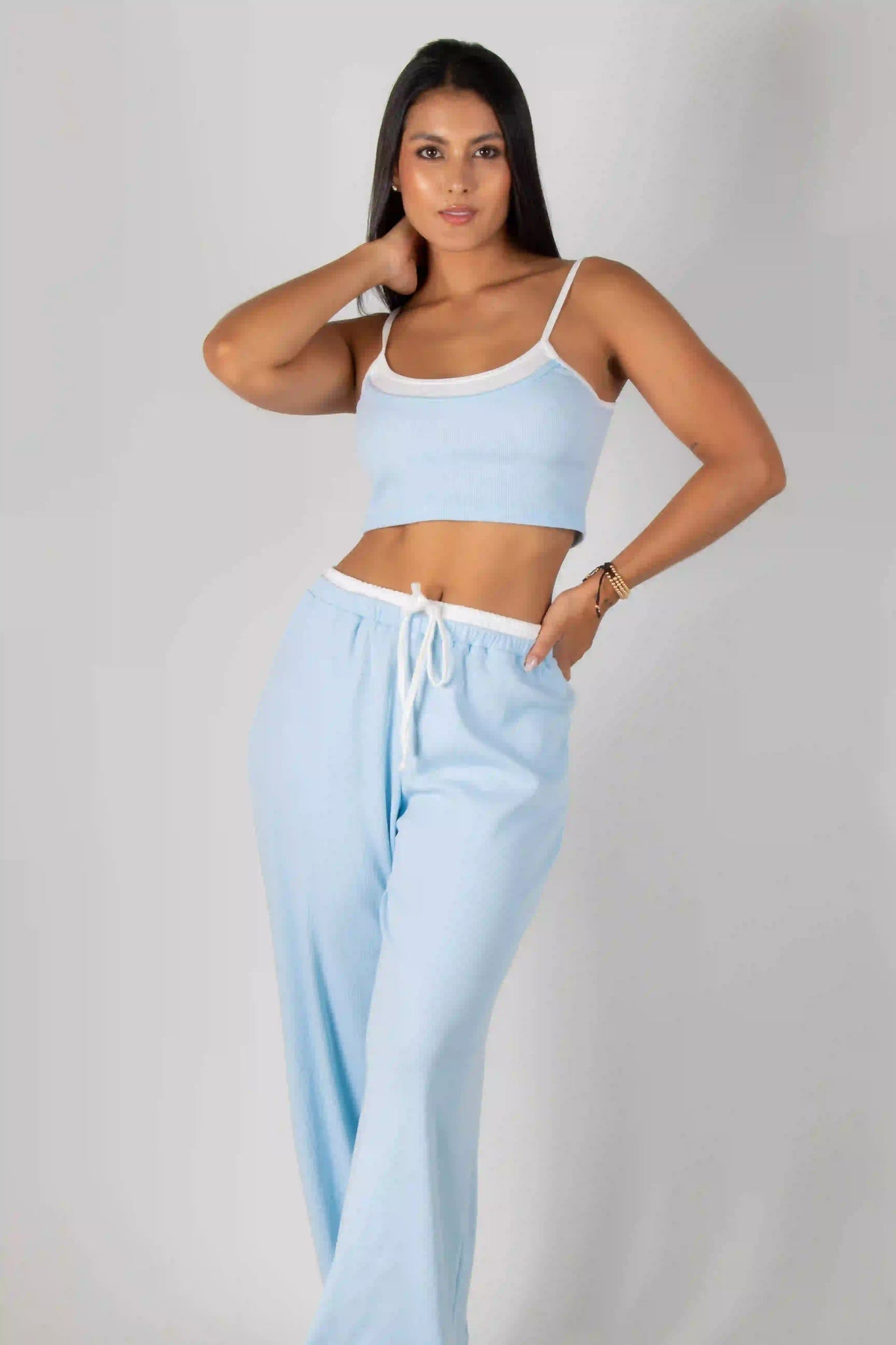 CONJUNTO DE PANTALON CON AJUSTE Y CROPTOP AGUAMARINA