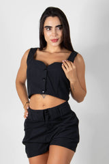 CONJUNTO CON SHORT Y CROP TOP CON BOTONES DELANTEROS