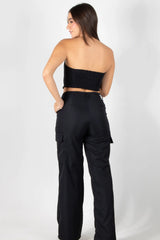 CONJUNTO DE BLUSA TIPO CORSET STRAPLESS CON AJUSTE EN BOTONES Y ELONGACION POSTERIOR Y PANTALON TIPO CARGO