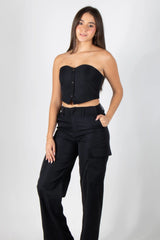 CONJUNTO DE BLUSA TIPO CORSET STRAPLESS CON AJUSTE EN BOTONES Y ELONGACION POSTERIOR Y PANTALON TIPO CARGO