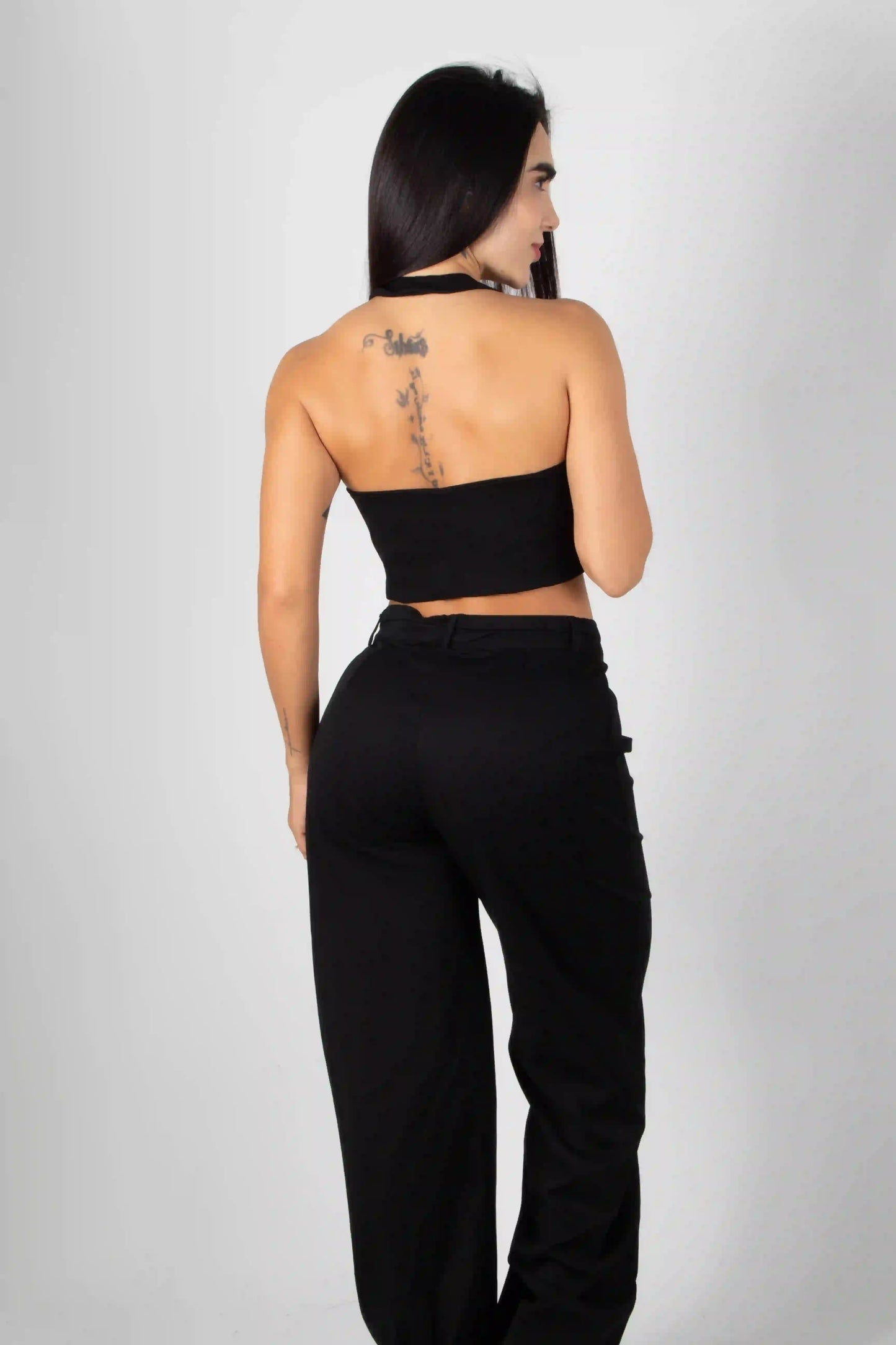CONJUNTO DE BLUSA CON ESCOTE POSTERIOR Y PANTALON BOTA RECTA