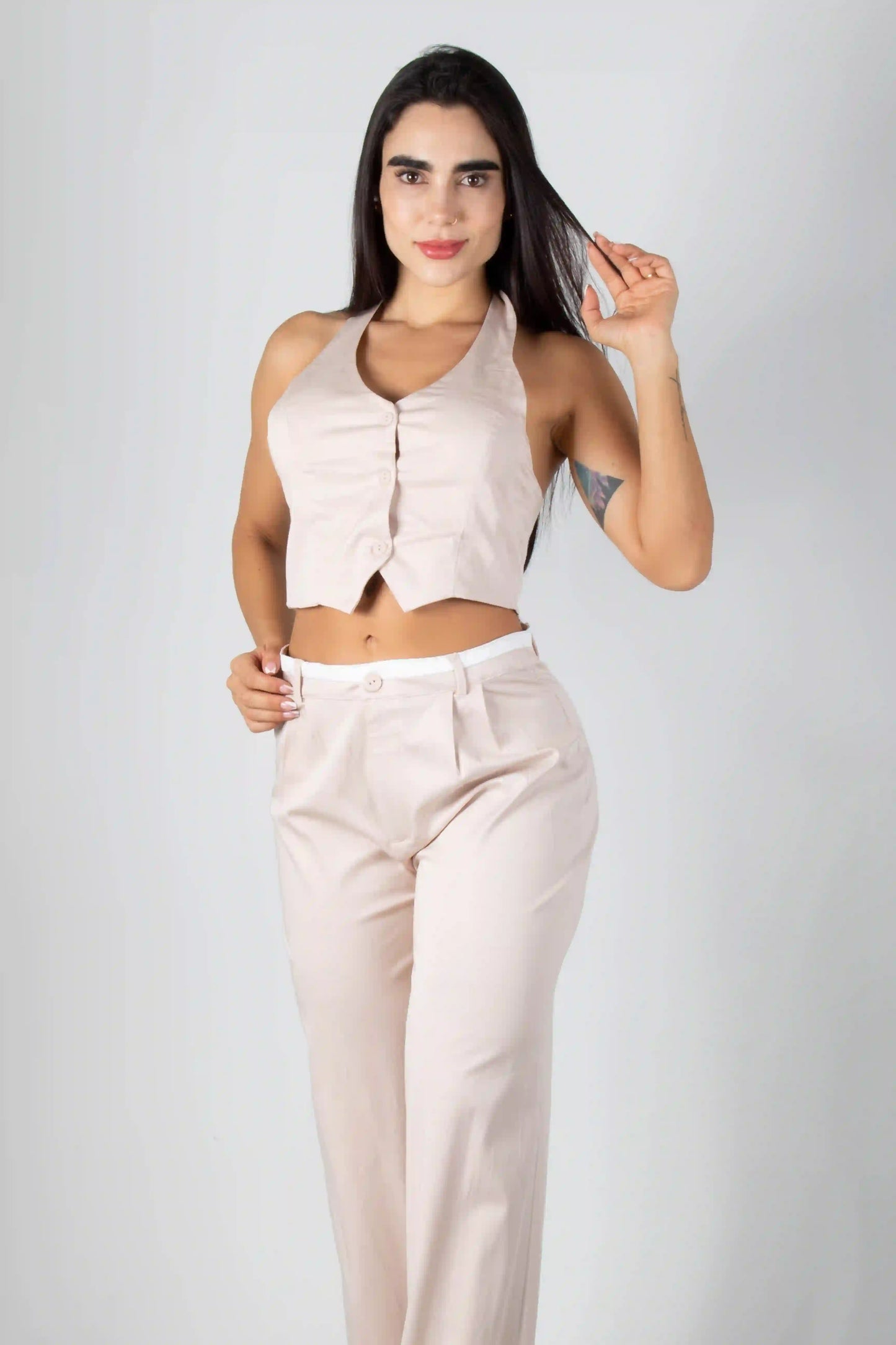 CONJUNTO DE BLUSA CON ESCOTE POSTERIOR Y PANTALON BOTA RECTA