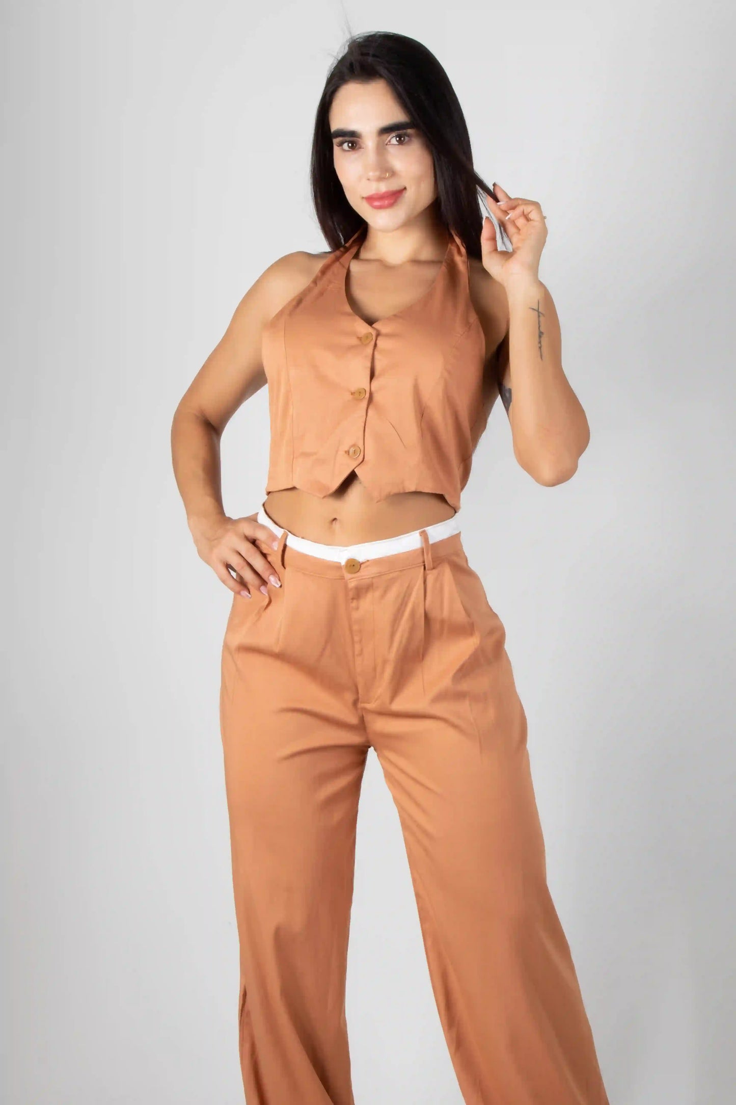 CONJUNTO DE BLUSA CON ESCOTE POSTERIOR Y PANTALON BOTA RECTA