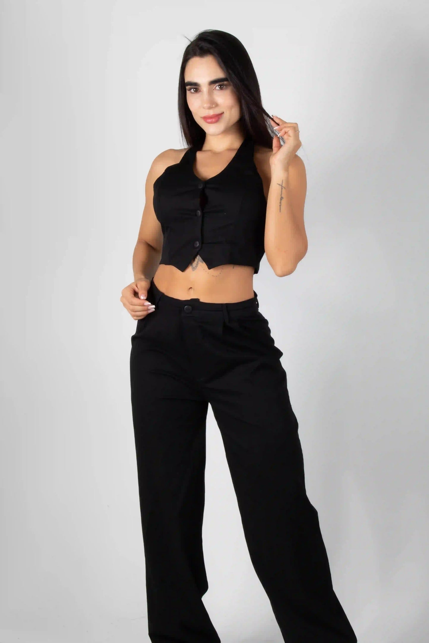CONJUNTO DE BLUSA CON ESCOTE POSTERIOR Y PANTALON BOTA RECTA