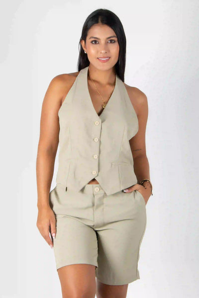 CONJUNTO DE SHORT Y BLUSA SIN MANGAS CON ESCOTE POSTERIOR