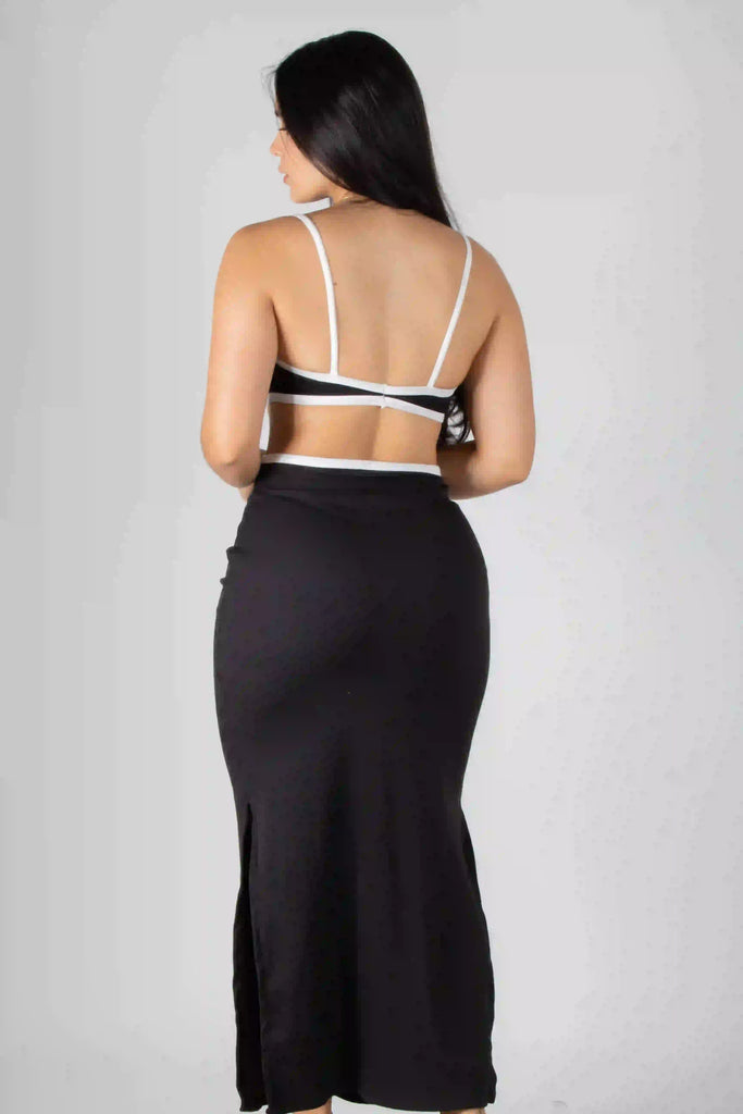 VESTIDO LARGO CON ESCOTES LATERALES Y POSTERIOR CON APERTURA INFERIOR