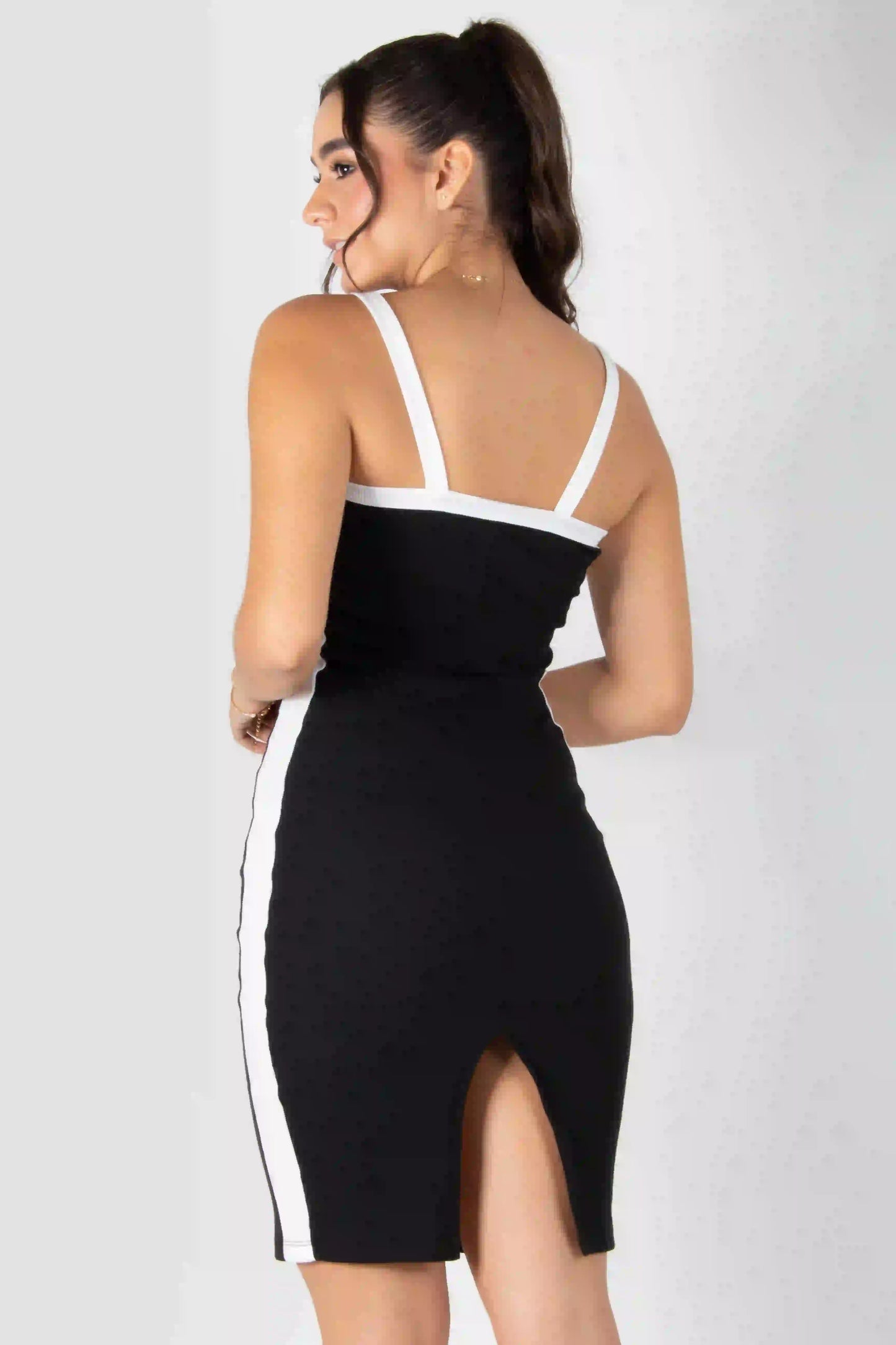VESTIDO CORTO CON LINEA DECORATIVA Y ESCOTE