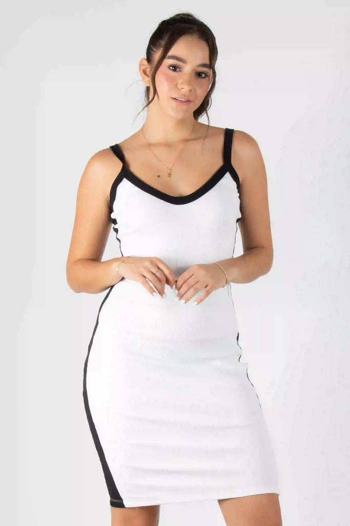 VESTIDO CORTO CON LINEA DECORATIVA Y ESCOTE