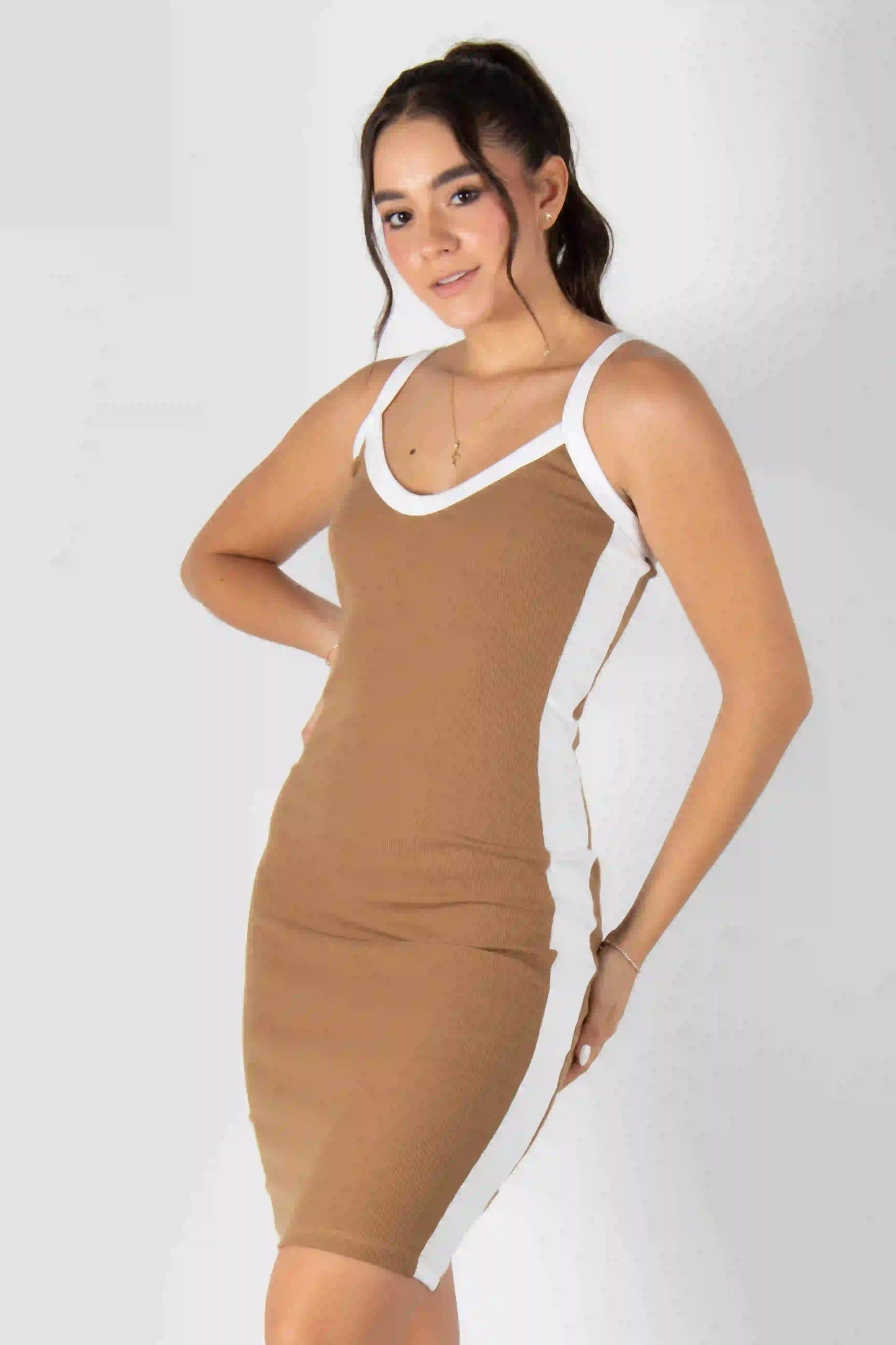 VESTIDO CORTO CON LINEA DECORATIVA Y ESCOTE