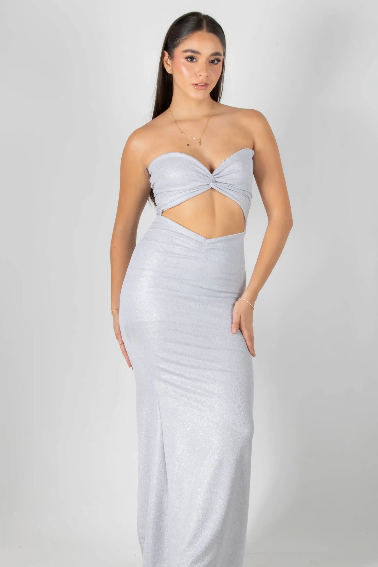 VESTIDO LARGO BRILLANTE STRAPLESS CON ESCOTES POSTERIOR Y DELANTERO Y ABERTURA INFERIOR