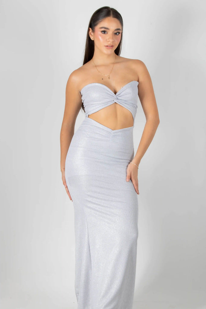 VESTIDO LARGO BRILLANTE STRAPLESS CON ESCOTES POSTERIOR Y DELANTERO Y ABERTURA INFERIOR