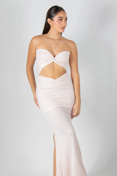 VESTIDO LARGO BRILLANTE STRAPLESS CON ESCOTES POSTERIOR Y DELANTERO Y ABERTURA INFERIOR